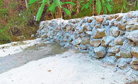 En la frontera norte pelean por que el muro no se construya; una comunidad en Oaxaca creó uno para impedir el paso de los vecinos.