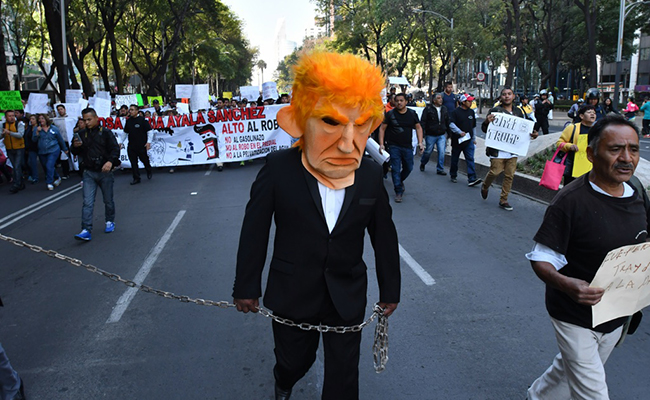 Primeras movilizaciones contra las políticas del presidente de EU, Donald Trump, hacia el Zócalo.. Foto: Laura Lovera / El Sol de México
