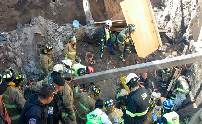 Mueren dos trabajadores al derrumbarse una barda en una obra en Coyoacán