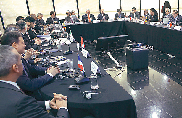 FISCALES DE Brasil y de otros catorce países, tanto de América como de África y Europa, se reunieron ayer en la Fiscalía de Brasilia, para discutir las implicaciones del escándalo de corrupción en Odebrecht y trabajan juntos para comparar notas sobre casos de corrupción que se han extendido a través de los continentes.