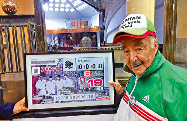 PANCHO CONTRERAS con el billete conmemorativo.