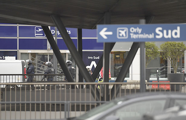 Detienen operaciones en aeropuerto de Orly en parís