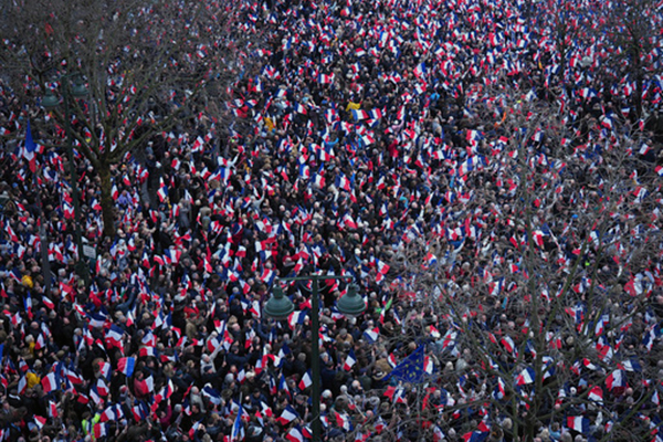 Los partidarios del candidato presidencial conservador François Fillon, durante una manifestación en París. Foto: AP
