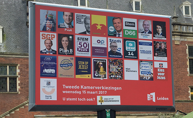 POSTERS DE los partidos políticos frente al Ayuntamiento de Leiden.