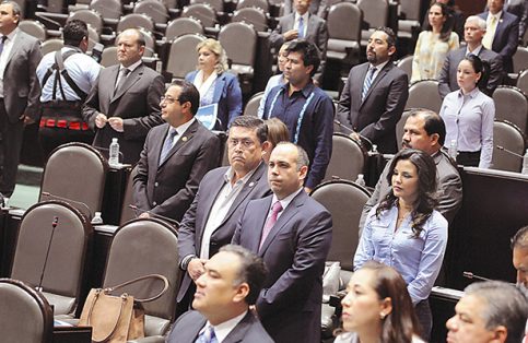 En el inicio de la sesión ordinaria se solicitó guardar un minuto de silencio en memoria de Colosio Murrieta.