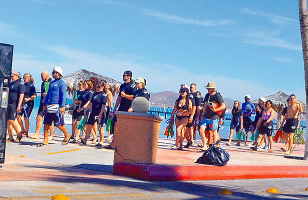 Los grupos de turistas especialmente procedentes del extranjero, acuden a los servicios de los lancheros que ofertan el viaje con el tiburón ballena.