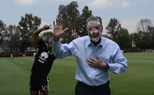 ASÍ le celebraron su cumpleaños a Peláez.