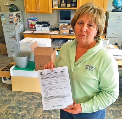 Kathy LeCompte, propietaria de Brooks Tree Farm, muestra una forma I-9 de Verificación de Elegibilidad de Empleo en su finca cerca de Salem, Oregon. Sus empleados, la mayoría latinos, deben llenar el formulario.