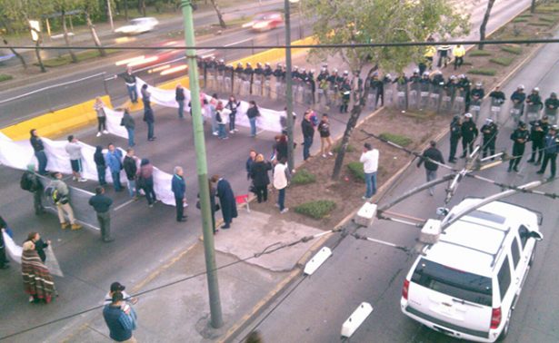 Ex trabajadores de Mexicana de Aviación bloquean Circuito Interior