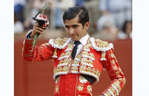 Adame, quien vistió de grana y oro, muestra el apéndice que le fue concedido. (EFE)