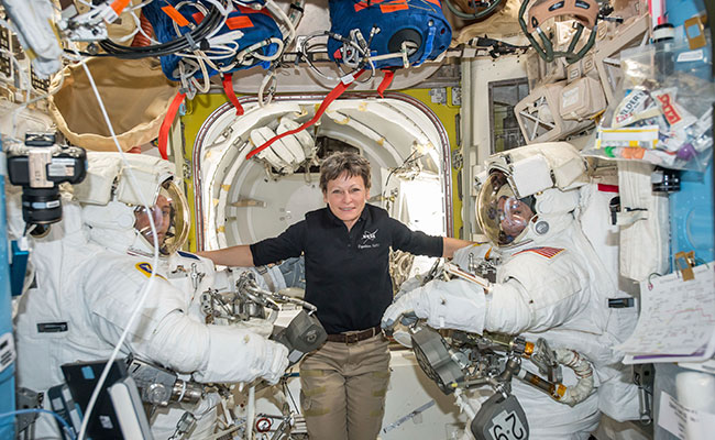 Los astronautas Peggy Whitson, Thomas Pesquet y y Shane Kimbrough en la Estación Espacial Internacional. Foto: AP