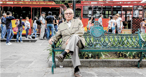 tadeusz disfruta al máximo la ciudad que lo cobijó cuando su vida estaba en peligro.