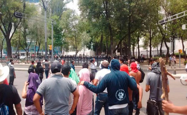 #Video Miembros del movimiento de los 43 vandalizan en el Senado
