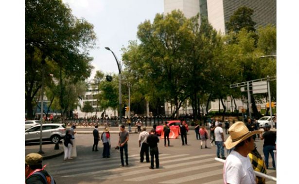 #Video Miembros del movimiento de los 43 vandalizan en el Senado