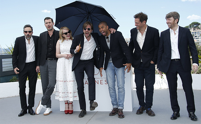 Cannes (France), 20/05/2017.- (L-R) Erik Hemmendorff, Dannish actor Claes Bang, US actress Elisabeth Moss, Swedish director Ruben Ostlund, actor Christopher Laesso and British actor Dominic West and Philippe Bober pose during the photocall for 'The Square' during the 70th annual Cannes Film Festival, in Cannes, France, 20 May 2017. The movie is presented in the Official Competition of the festival which runs from 17 to 28 May. (Cine, Francia) EFE/EPA/GUILLAUME HORCAJUELO