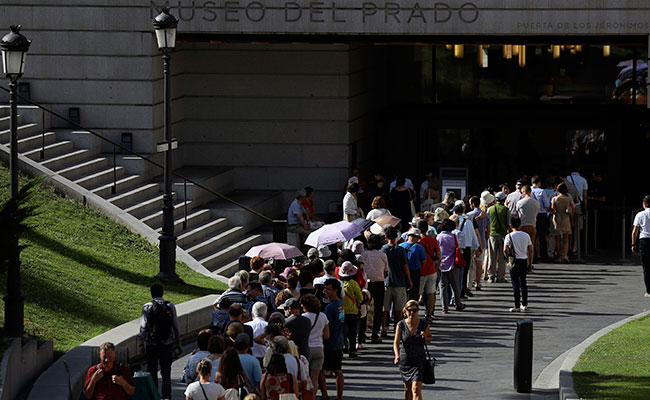 Colas, a pesar del calor, en el Museo del Prado. Foto: EFE