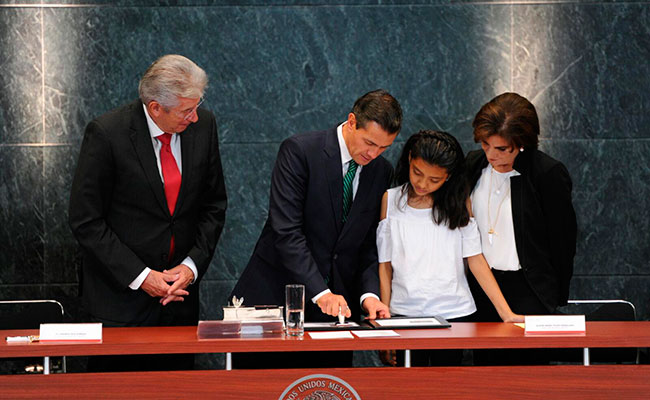 Gerardo Ruiz Esparza, Enrique Peña Nieto y Alison Amira Tolayo. Foto: Mauricio Huizar