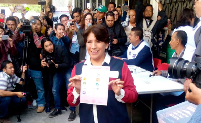 04/06/2017 @ 09:57 Delfina Gómez, primera candidata en votar en Edomex