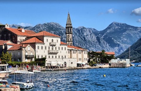 Montenegro es un país del sureste de Europa situado en la península balcánica, a orillas del mar Adriático.