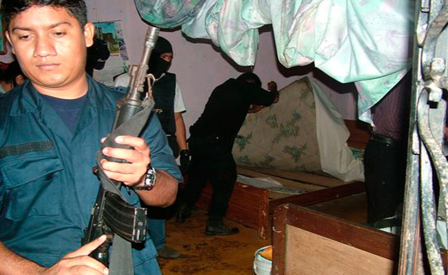 Tras el zafarrancho entre la MS-13 y el Barrio 18 en noviembre de 2004, el gobierno federal desplegó un fuerte operativo policiaco para erradicarlos. CRÉDITO: MOISÉS ARRIOLA