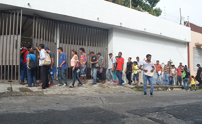 Cada lunes, extranjeros se forman afuera de las oficinas de la Comar en Tapachula para pedir asilo. CRÉDITO: DIARIO DEL SUR