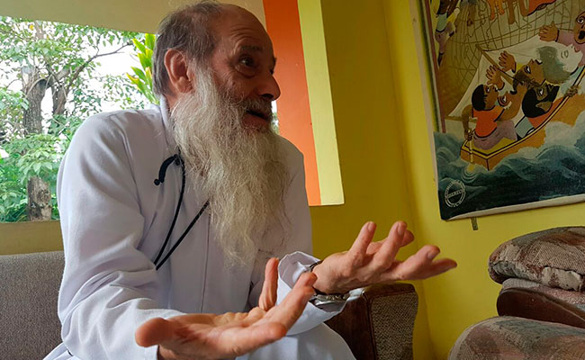 El padre Flor María Rigoni pide a la Comar actuar con inteligencia al momento de decidir a quién le concede el refugio. CRÉDITO: DIARIO DEL SUR