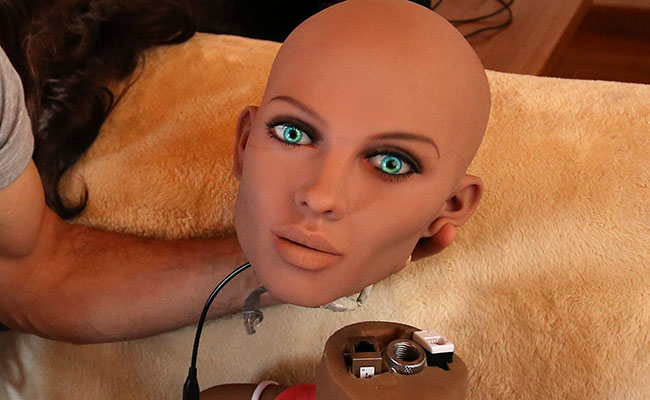 El ingeniero Sergi Santos creó a Samantha, la primer robot sexual / Foto: Reuters