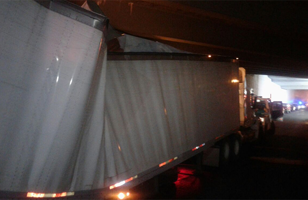 Se atora tráiler bajo un puente en Constituyentes