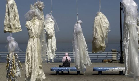 Foto: Exposición de la artista Mireille Honein, en Beirut en abril. PATRICK BAZ AFP