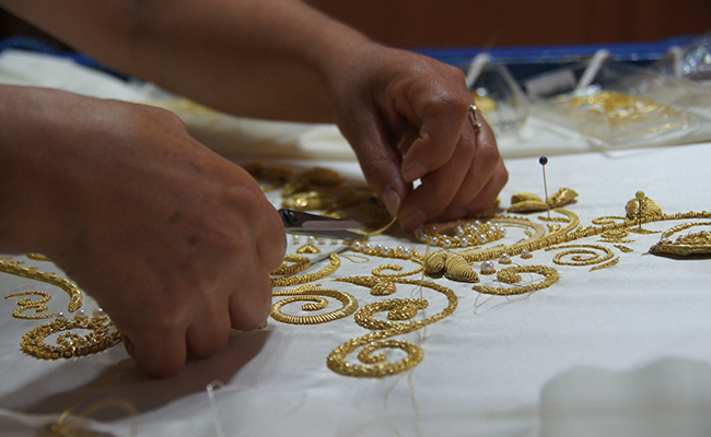 Más allá de ser un arte sacro, el bordado del vestido y manto para la Virgen de la Caridad que se venera en Huamantla, es una manera de agradecer la intercesión celestial en la vida de cada persona