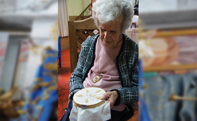Hasta sus 92 años, Carolina Hernández Castillo (+) cumplió su promesa de bordar el vestido y manto a la Virgen de la Caridad