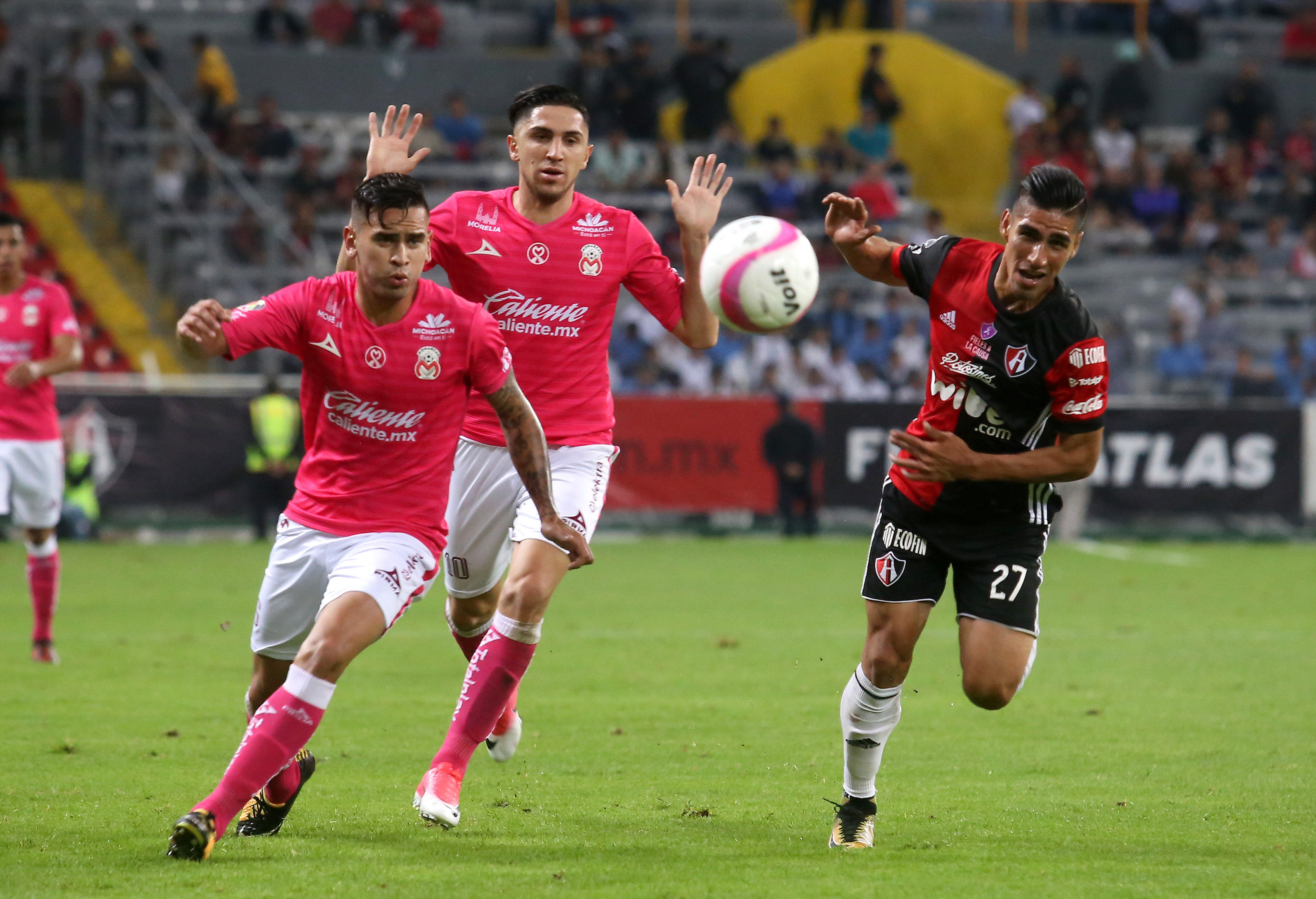MEX92. GUADALAJARA (MÉXICO), 17/10/2017.- José Madueña (d) de Atlas disputa el balón contra Diego Valdés (c) y Sebastián Vegas (i) de Morelia hoy, martes 17 de octubre de 2017, en un partido de la jornada diez del Torneo Apertura del fútbol mexicano disputado en el estadio Jalisco de Guadalajara (México). EFE/Ulises Ruiz Basurto