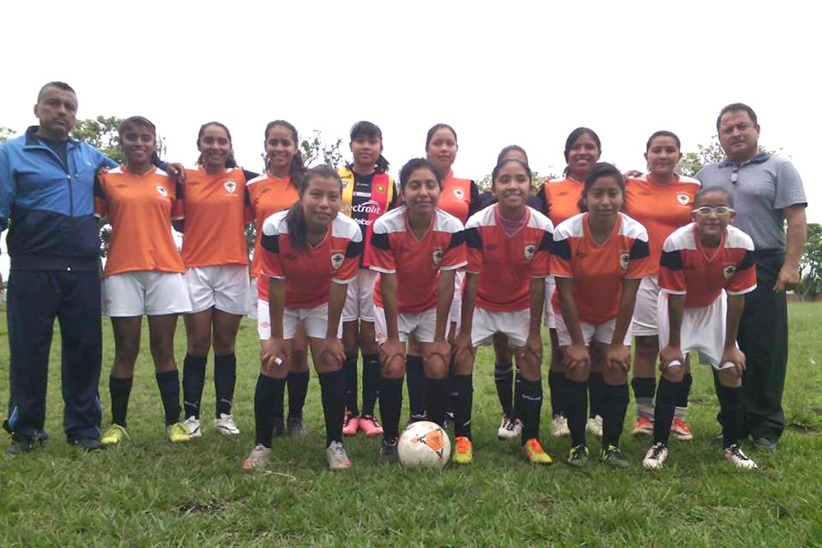 CONVOCAN a las chicas amantes del futbol rosa los profesores Carlos Zárate y Cruz González, ambos de pie en la grafica, para las visorias que realizarán a partir de mañana en el campo “El Palomar” de la ciudad de los Treinta Caballeros.