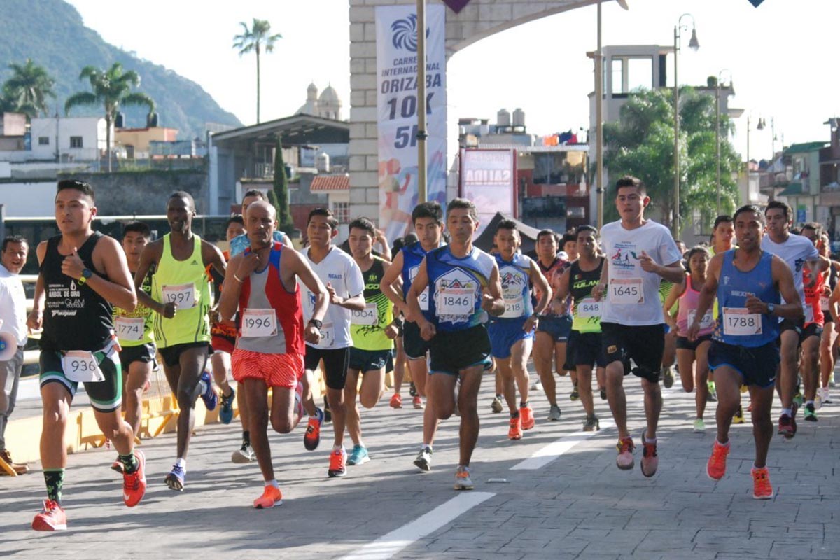 IMPUSIERON condiciones desde la partida los kenianos Stephanie Kibet (1997) y su compatriota Negasi Hailemariyam (1996) quienes hicieron en 1-2 respectivamente en la Carrera Pedestre.