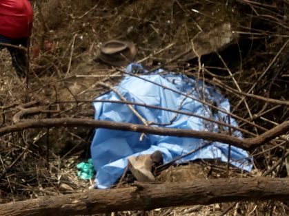 Reconocen a chofer de tráiler que cayó en barranco