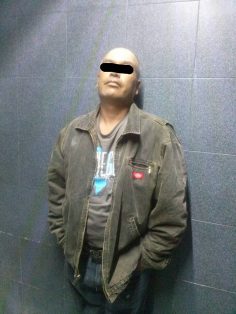 Policías Municipales detienen a ladrón que robó banca de la plaza