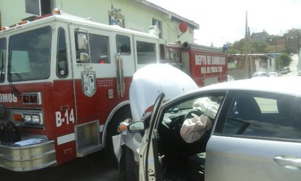 Chocan bombera en plena estación de bomberos