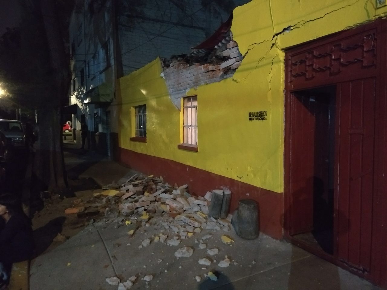 hasta el momento no hay registro de pérdidas humanas, aunque entre las materiales se reportan fachadas de edificios y casas dañadas.