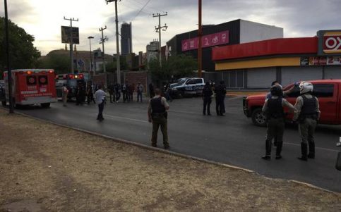 Ésta tarde tres agentes de la policía estatal fueron atacados a balazos por pistoleros desconocidos quienes los dejaron malheridos en la avenida Francisco Villa y Periférico de la Juventud. Entre los heridos se encuentra una mujer. Elementos de la policía estatal fueron víctimas de un atentado por tercera ocasión, en la intersección de la avenida Francisco Villa y calle barrancas de Batopilas, de la colonia Jardines de San Francisco. Las primeras versiones del atentado señalan hasta el momento, que los oficiales que fueron víctimas del atentado eran dos hombres y una mujer, quienes fueron trasladados de emergencia a diversos centros de salud. Metros más adelante, sobre la calle Barrancas de Batopilas se encontró abandonado el vehículo que disparó a la unidad por la parte de enfrente, dejando múltiples impactos en el parabrisas. Hasta el momento se desconoce la identidad de los agresores, sin embargo, no se descarta la conexión con los atentados anteriores.