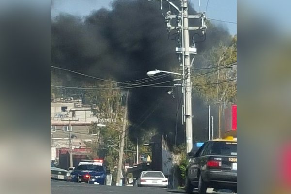 Incendio llantero alarma a vecinos de Lomas de San Miguel