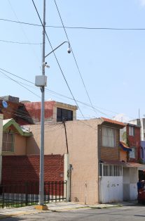 Debido a la inseguridad vecinos han decidido comprar equipo de seguridad como cámaras de vigilancia o cercas electrificadas.
