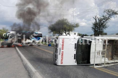 Pobladores voltean camioneta y bloquean la federal Tepanco- Tehuacán