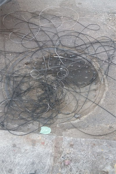 Kabel yang menjerat wanita