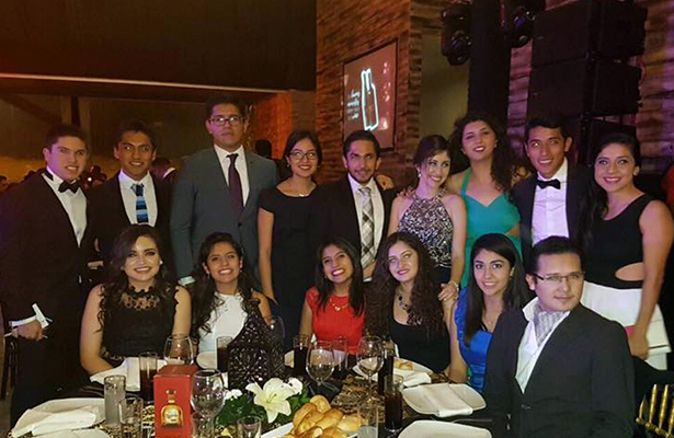 AMISTADES de la recién graduada y titulada como Licenciada en Derecho, Alethia López, se congratularon con este importante logro en su vida.