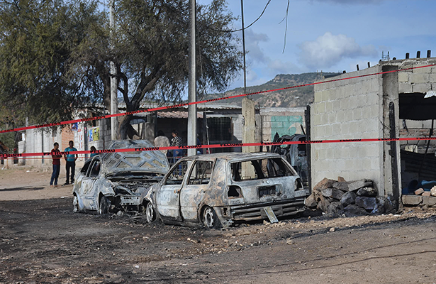 DOS de los vehículos calcinados al estallar en llamas un camión torton cargado con hidrocarburo de procedencia desconocida.