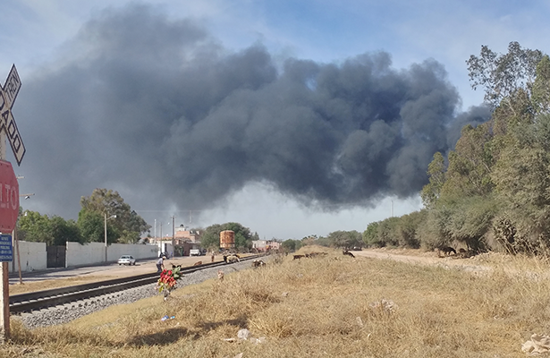 EN LA comunidad de La Llave, un camión torton cargado con hidrocarburo ardió, presuntamente por un descuido del chofer adicto al cigarro.