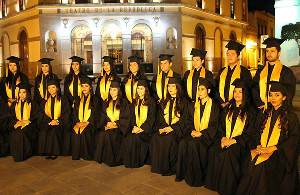 GRUPO de egresados de la Facultad de Derecho de la UAQ, que celebraron su graduación, antes de concluir este año.