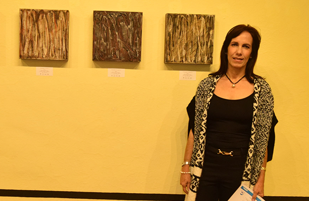 JUNTO a algunas de sus obras, Patricia Arriola.