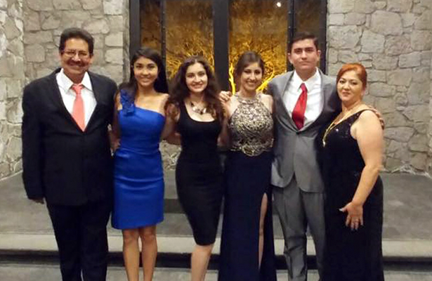 LA FAMILIA López Ortiz, orgullosos de su primera integrante graduada y titulada como Licenciada en Derecho.