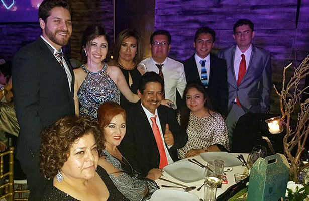 PAPÁS, hermanos y demás familiares, acompañaron a Alethia en la celebración de su graduación.